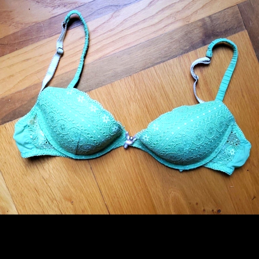 Pout by Victoria's Secret Push Up Bra 32Cmint green with white straps. Excelle